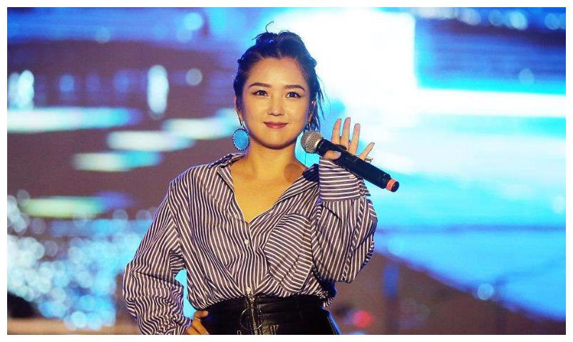 何洁大秀竹竿舞步，镜头中瘦成瓜子脸筷子腿，身高足有一米七