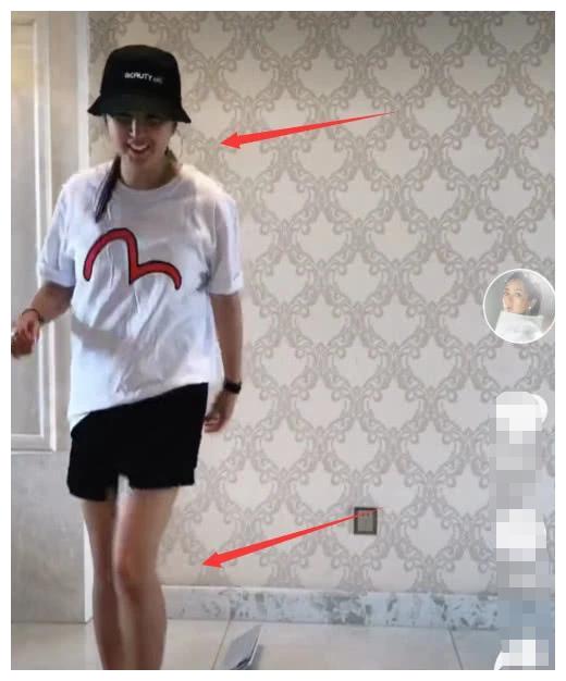 何洁大秀竹竿舞步，镜头中瘦成瓜子脸筷子腿，身高足有一米七