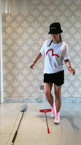 何洁大秀竹竿舞步，镜头中瘦成瓜子脸筷子腿，身高足有一米七