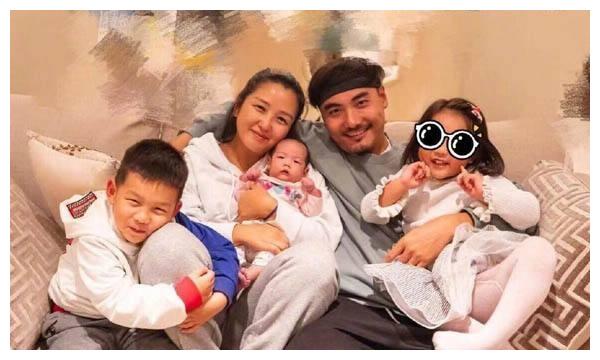 何洁大秀竹竿舞步，镜头中瘦成瓜子脸筷子腿，身高足有一米七