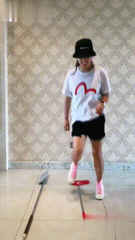 何洁大秀竹竿舞步，镜头中瘦成瓜子脸筷子腿，身高足有一米七