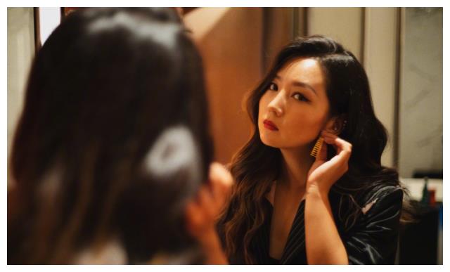 何洁大秀竹竿舞步，镜头中瘦成瓜子脸筷子腿，身高足有一米七