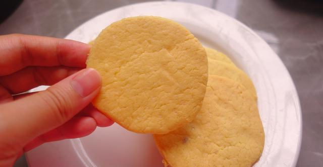 没有烤箱也可以做饼干,酥脆香甜,只要一口平底锅