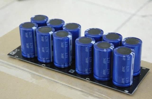 科普短文,超级电容器与普通电容器的区别,走进科技前沿