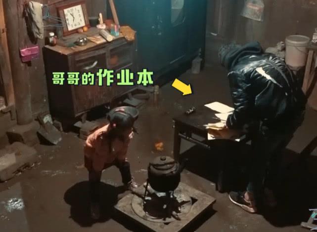 变形计：农村妹妹偷翻哥哥行李，当看到藏的女友用品，当场害羞了