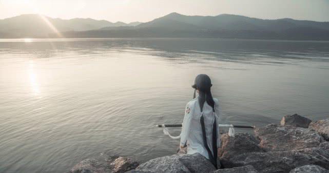 小姐姐终于肯把袜子拉整齐了，强迫症的福利呀