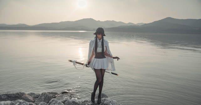 小姐姐终于肯把袜子拉整齐了，强迫症的福利呀