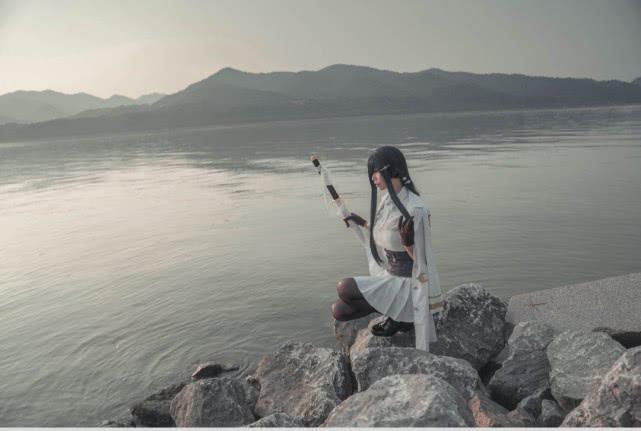 小姐姐终于肯把袜子拉整齐了，强迫症的福利呀