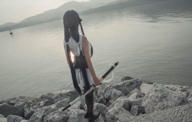 小姐姐终于肯把袜子拉整齐了，强迫症的福利呀