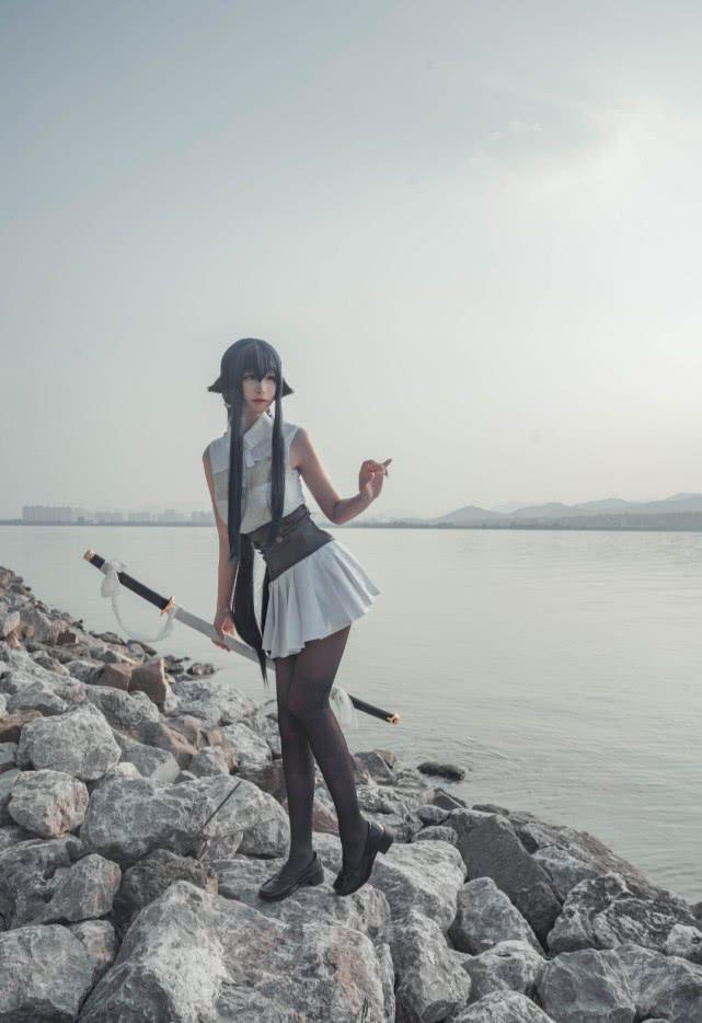 小姐姐终于肯把袜子拉整齐了，强迫症的福利呀