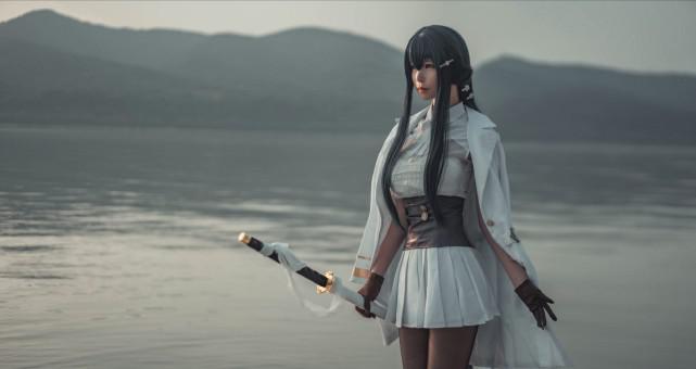 小姐姐终于肯把袜子拉整齐了，强迫症的福利呀