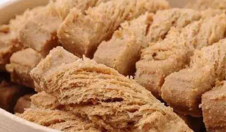 购置年货时, 别只会买瓜子! 正月初一摆上这“3种”, 好吃有面儿