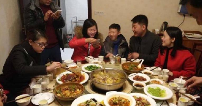 购置年货时, 别只会买瓜子! 正月初一摆上这“3种”, 好吃有面儿