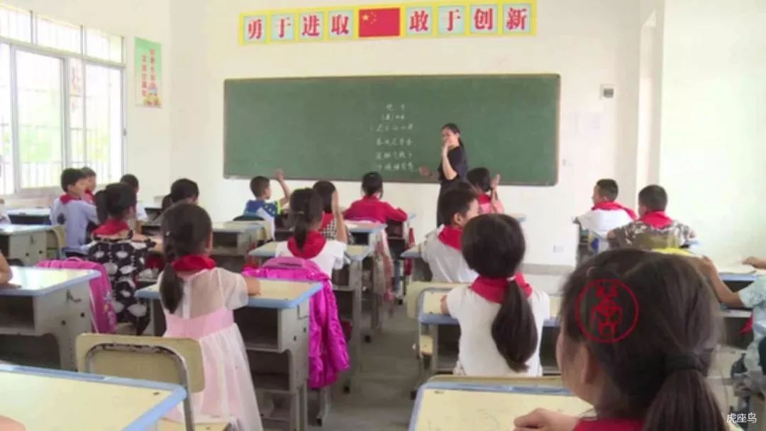 明明可以做个美美哒女教师，她却非要开着拖拉机去种田