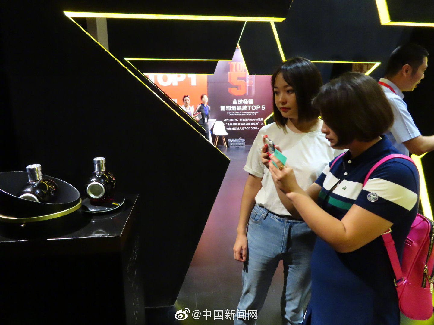 烟台酒博会开幕啦，看看高颜值葡萄酒都长什么样