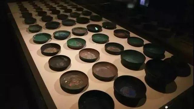 山东墓葬出土过一套野炊神器，内装59件餐具可供十人盛宴