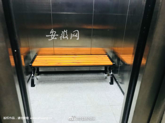 合肥小区电梯安装便民长椅：方便老年人乘电梯 阻止电动车推上楼