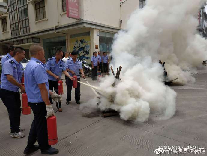 近日，双凤社区组织联防人员、青年志愿者举办消防器材使用培训