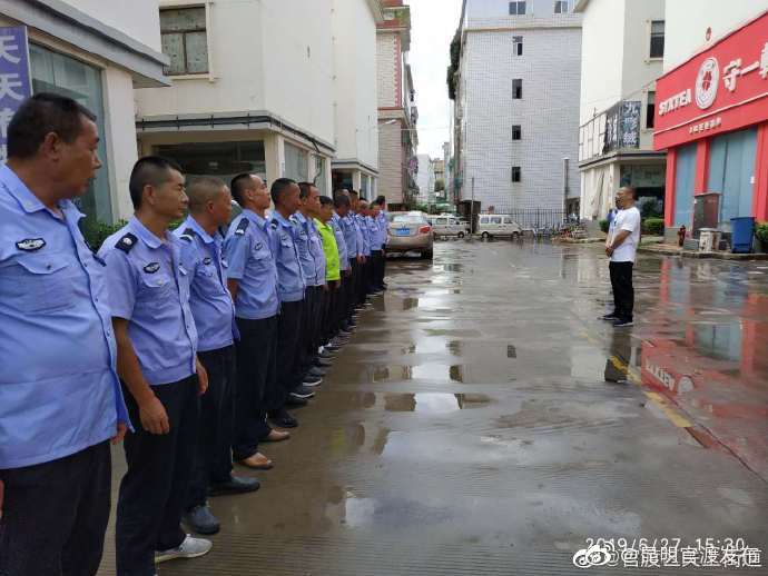 近日，双凤社区组织联防人员、青年志愿者举办消防器材使用培训