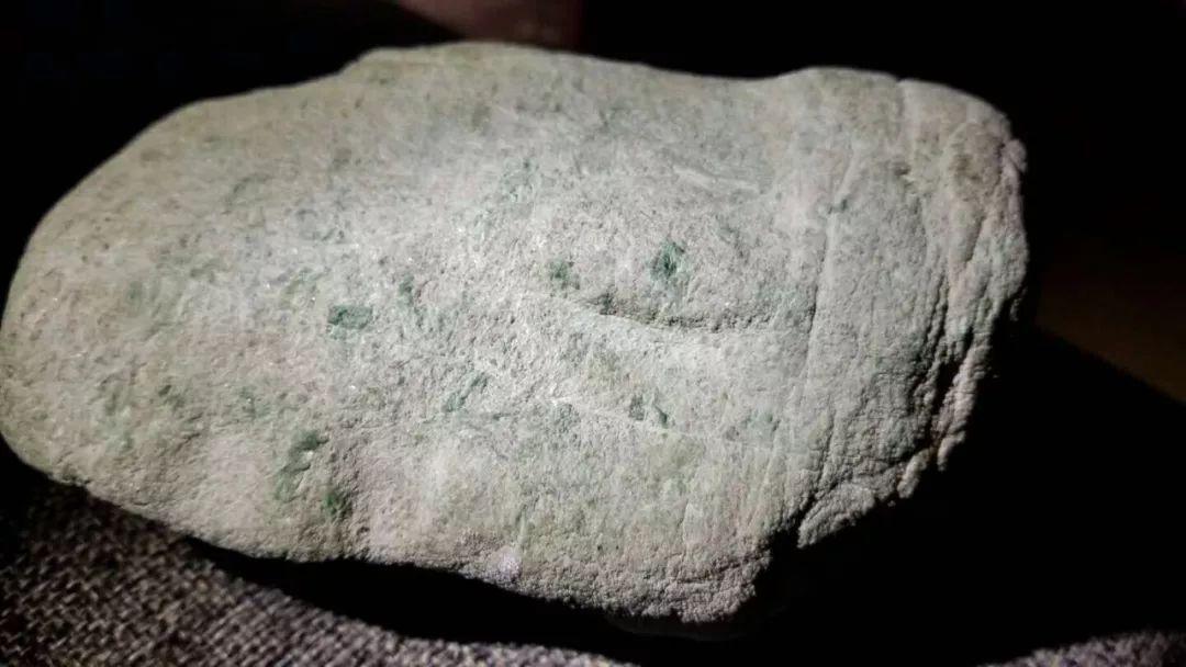 路摊随处可见的大理石，老铁两万血本拿下，成品气的老板咆哮痛苦