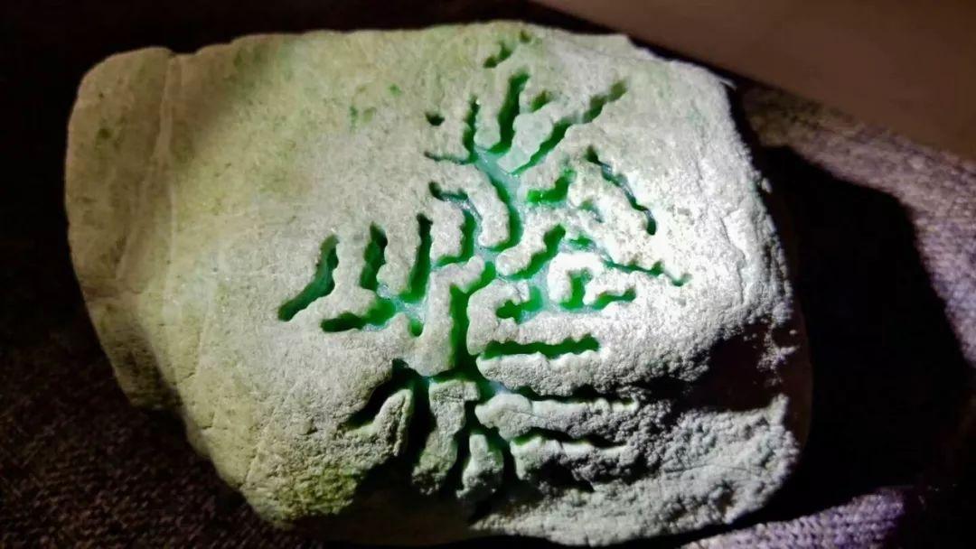 路摊随处可见的大理石，老铁两万血本拿下，成品气的老板咆哮痛苦