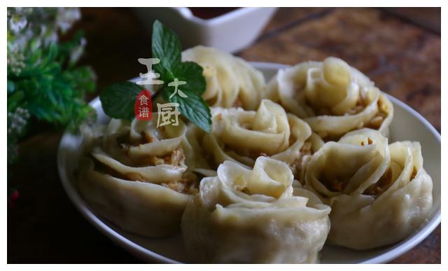 3分钟学会颜值超高的玫瑰花肉卷，一卷一蒸简单易学，上桌就抢光
