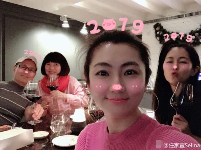 任家萱一家人其乐融融喝红酒 姐妹俩五官是越来越像