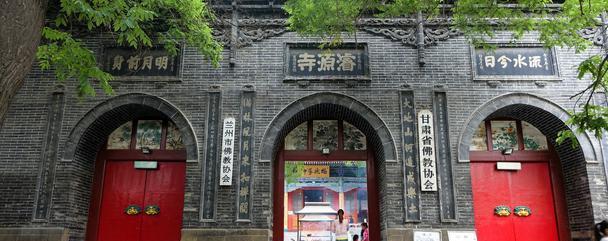 甘肃最受欢迎的雕塑，摸一下铭牌要排队半天，游客：能够祛病消灾