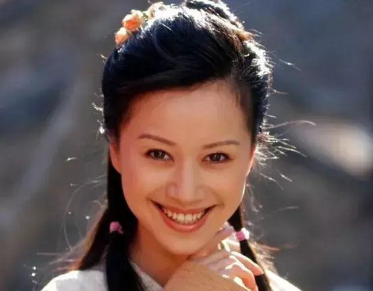因内衣广告走红，却被传是双性人，如今她真的被baby艳压了吗？