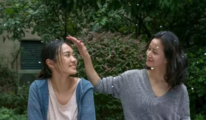 因内衣广告走红，却被传是双性人，如今她真的被baby艳压了吗？