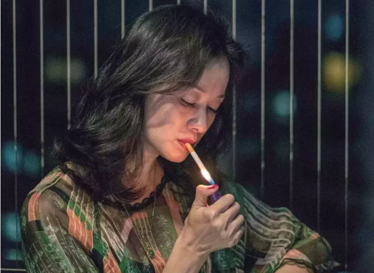 因内衣广告走红，却被传是双性人，如今她真的被baby艳压了吗？