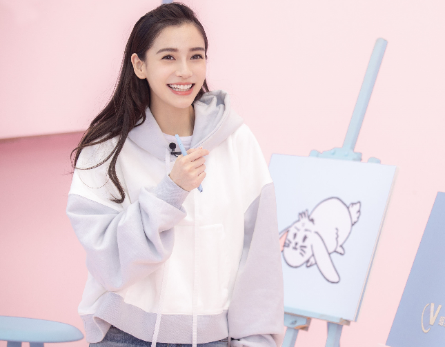 因内衣广告走红，却被传是双性人，如今她真的被baby艳压了吗？