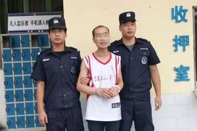 男子贷款逾期不还，银行扣款后持刀威胁，砸毁公共设施被刑拘