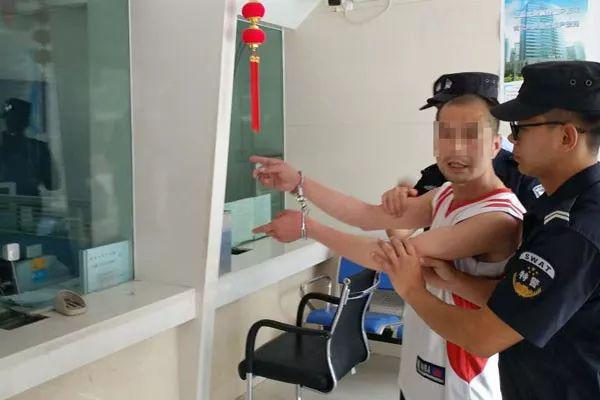 男子贷款逾期不还，银行扣款后持刀威胁，砸毁公共设施被刑拘