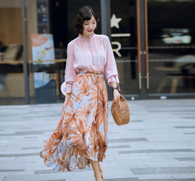 夏天挑选面料,更加趋向于天然舒适,真丝、香云纱、棉麻清凉亲肤