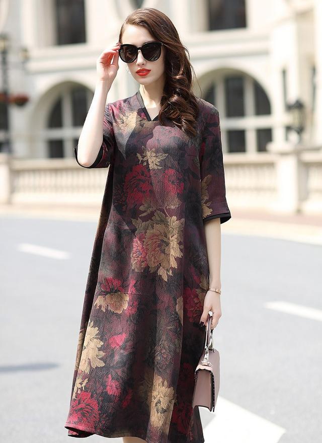 夏天挑选面料,更加趋向于天然舒适,真丝、香云纱、棉麻清凉亲肤