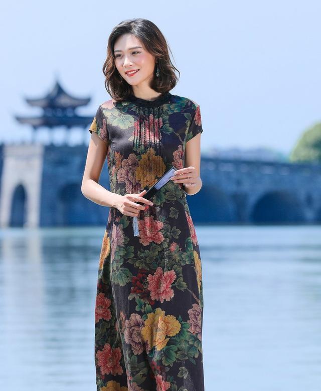 夏天挑选面料,更加趋向于天然舒适,真丝、香云纱、棉麻清凉亲肤