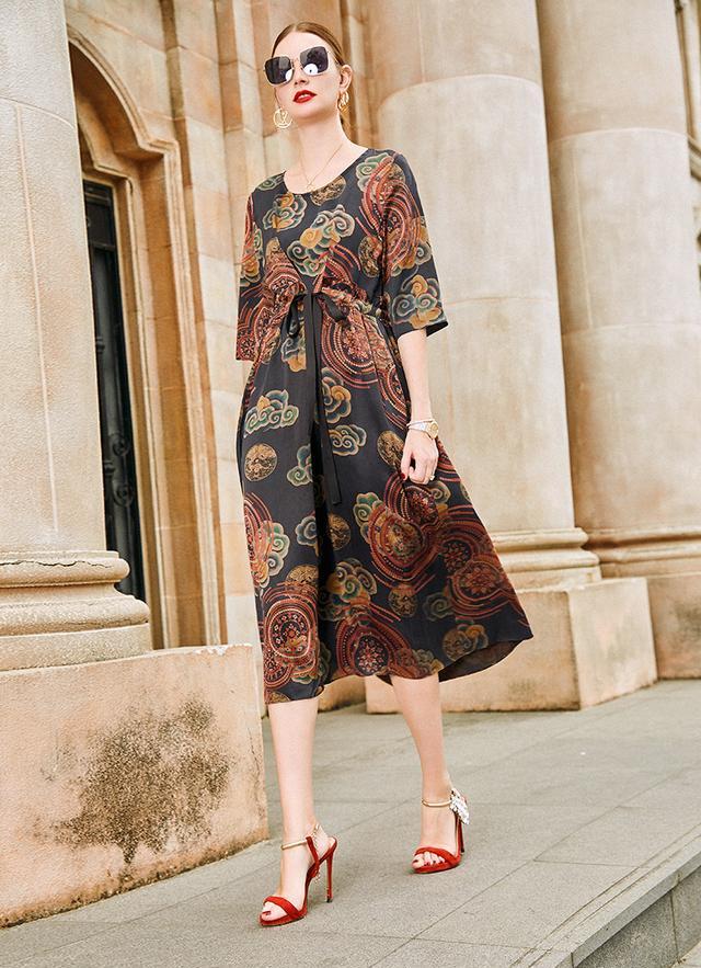 夏天挑选面料,更加趋向于天然舒适,真丝、香云纱、棉麻清凉亲肤