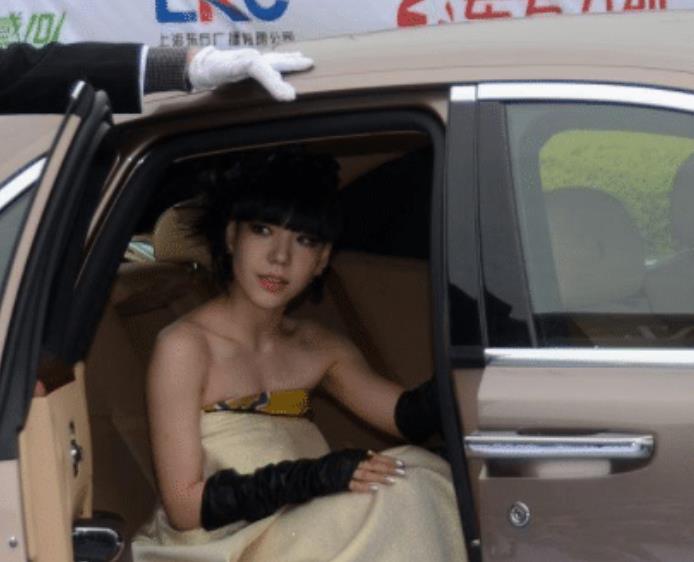 走红后很膨胀,穿袜子4人伺候,网友:生活无法自理的巨婴?