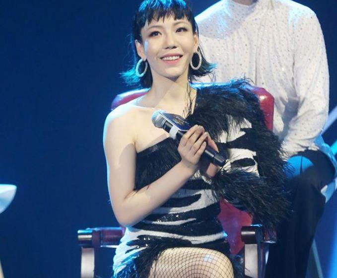 走红后很膨胀,穿袜子4人伺候,网友:生活无法自理的巨婴?