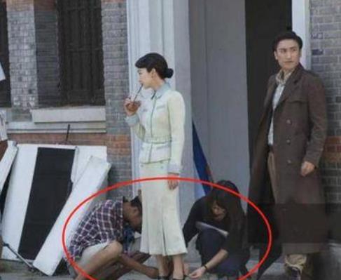 走红后很膨胀,穿袜子4人伺候,网友:生活无法自理的巨婴?