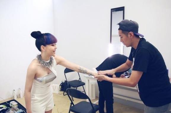 走红后很膨胀,穿袜子4人伺候,网友:生活无法自理的巨婴?