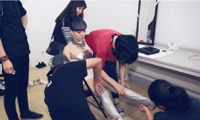 走红后很膨胀,穿袜子4人伺候,网友:生活无法自理的巨婴?