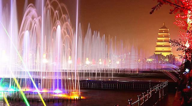 西安花5亿打造音乐喷泉，占地面积250多亩，景象相当壮观