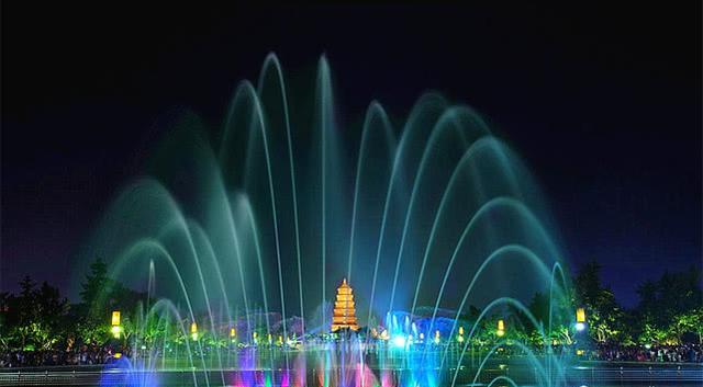 西安花5亿打造音乐喷泉，占地面积250多亩，景象相当壮观