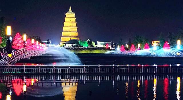 西安花5亿打造音乐喷泉，占地面积250多亩，景象相当壮观