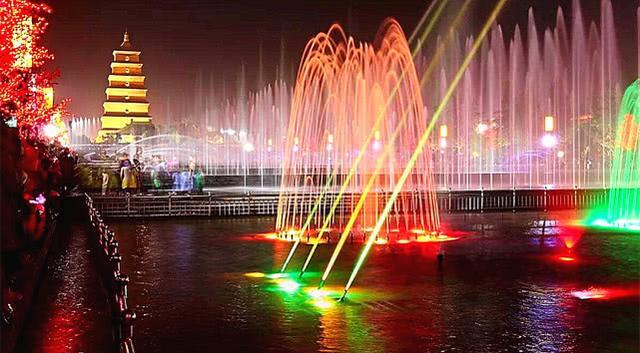 西安花5亿打造音乐喷泉，占地面积250多亩，景象相当壮观