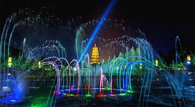 西安花5亿打造音乐喷泉，占地面积250多亩，景象相当壮观