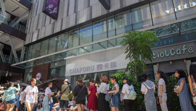 同时明星店铺，看看王俊凯爸妈的奶茶店，网友：这就是差距