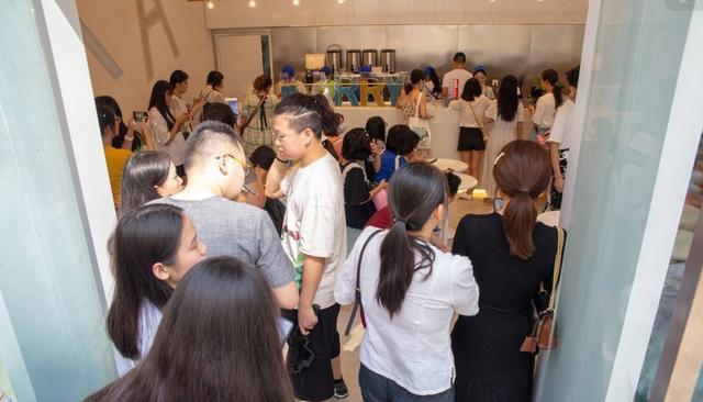 同时明星店铺，看看王俊凯爸妈的奶茶店，网友：这就是差距